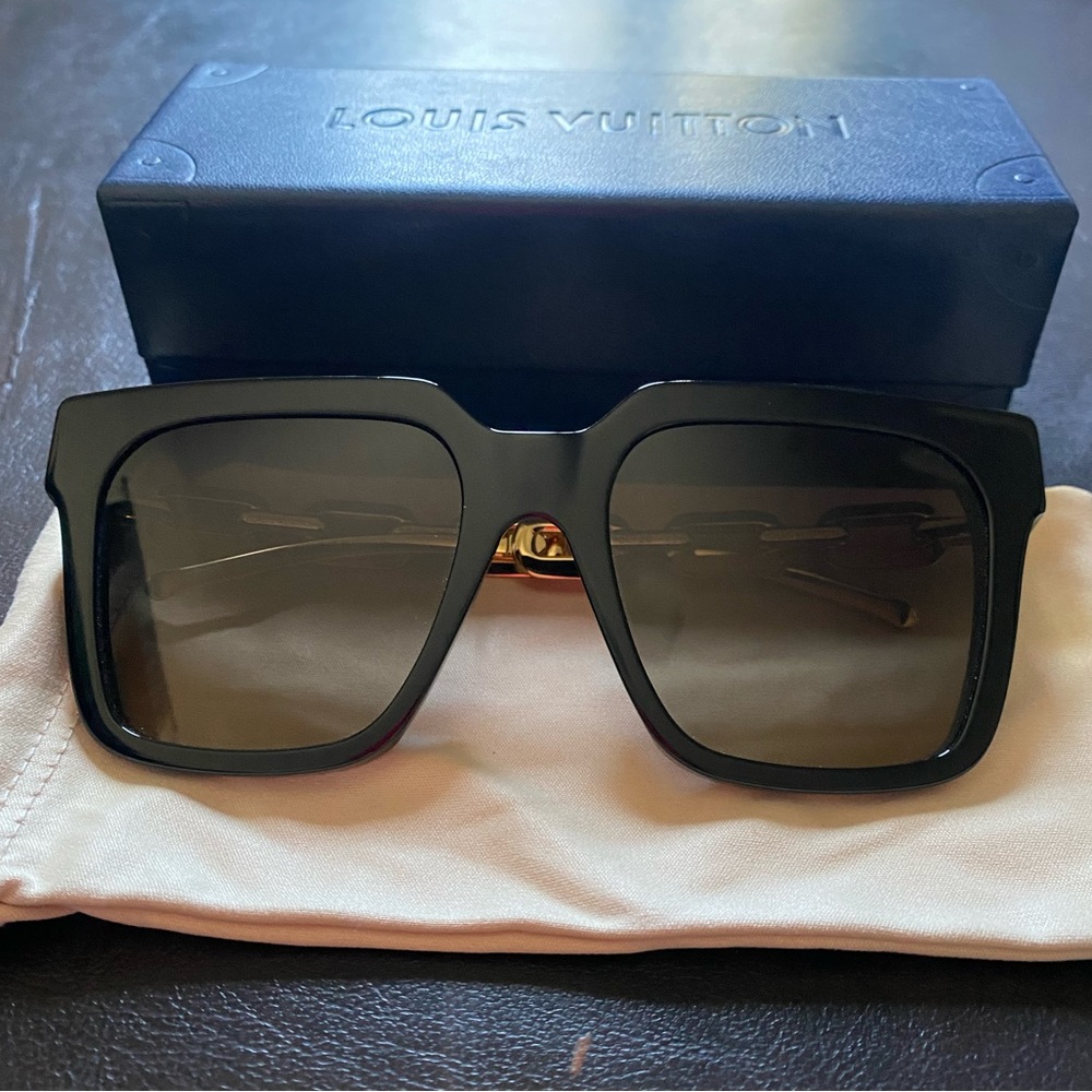 100% Authentic LV Edge Large Square Sunglasses**** Case and felt included